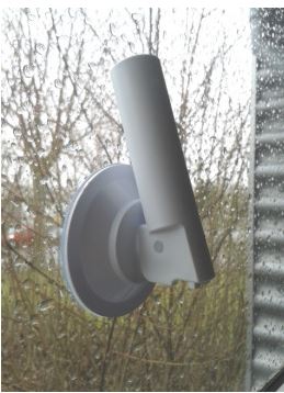 DRŽAČ ZA ZASTAVICE SA VAKUUM KAPICOM. PREČNIK OTVORA 18,5mm, POD UGLOM OD 75 STEPENI