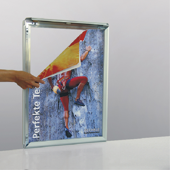ALU-KLAPPRAHMEN MIT GEHRUNGSECKEN, FÜR FENSTERWERBUNG, FORMAT 500X700 MM, 32 MM PROFILBREITE, MIT DEKORRAHMEN